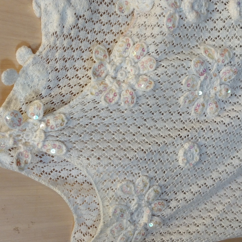 💥VINTAGE Newport News White Knit Tank Top With Delicate Sequin Crochet Flowers - Picture 6 of 13